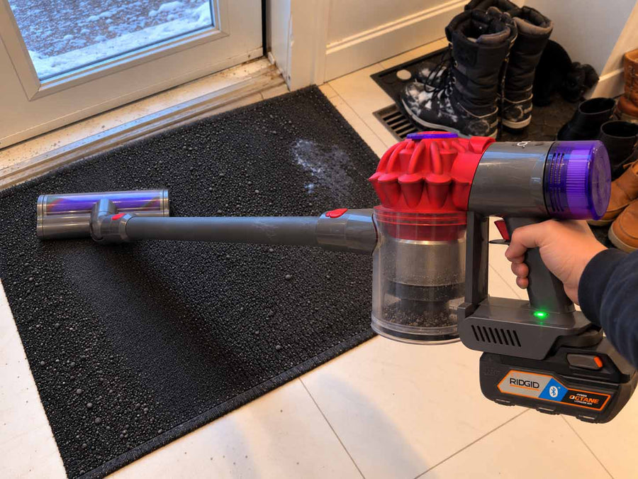 RIDGID 18V to Dyson V7 battery adapter: In the hand